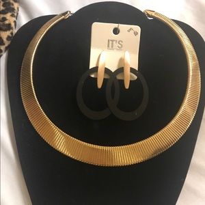 Goldtone Necklace w Earrings